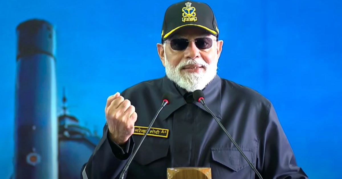 पीएम मोदी ने आईएनएस विक्रांत में नौसेना के जवानों के संग मनाई दिवाली