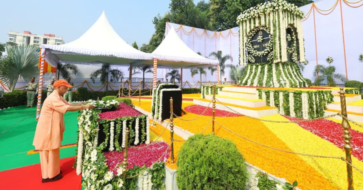 मुख्यमंत्री योगी ने शहीद पुलिसकर्मियों को नमन कर दी भावभीनी श्रद्धांजलि 