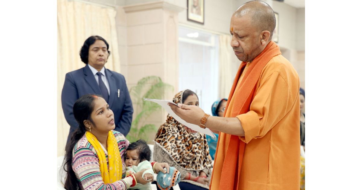 मां ने लगाई मासूम के जीवन की गुहार, सीएम योगी ने तत्काल करवाई इलाज की व्यवस्था