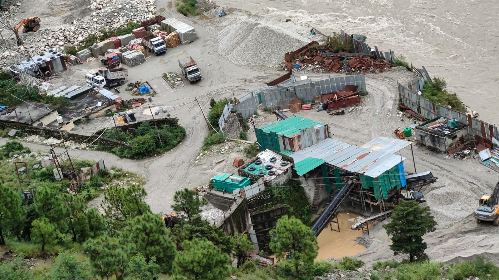 अवैध खनन और भारी निर्माण से संकट में हिमालय की नदियाँ