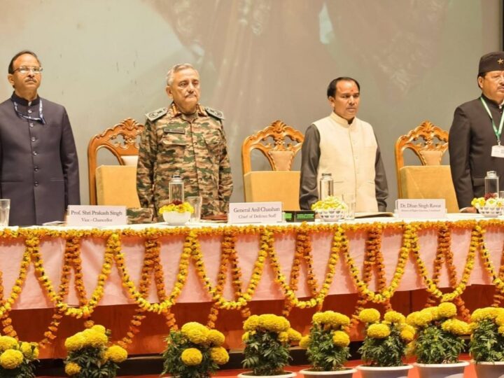 सीडीएस जनरल अनिल चौहान ने श्रीनगर विश्वविद्यालय में छात्रों से किया संवाद