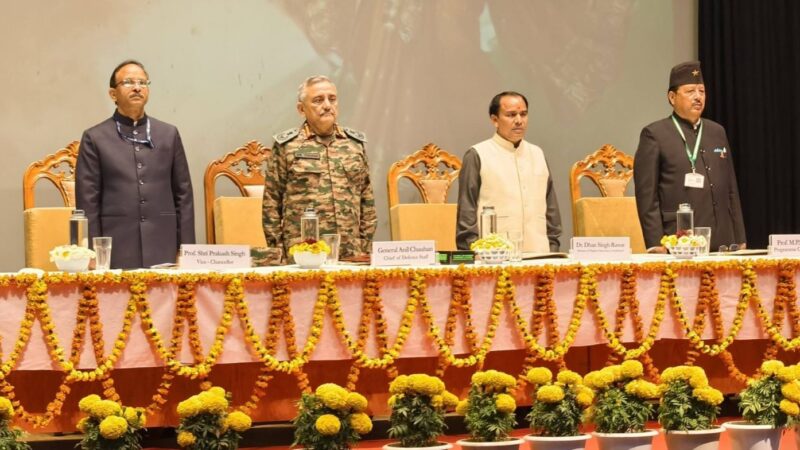 सीडीएस जनरल अनिल चौहान ने श्रीनगर विश्वविद्यालय में छात्रों से किया संवाद