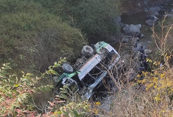 कुवाणु के पास हिमाचल रोडवेज की बस गहरी खाई में गिरी