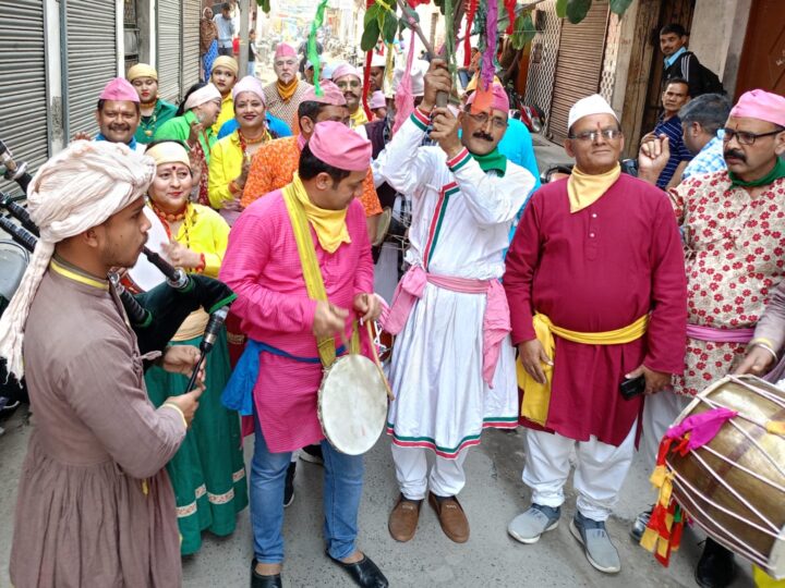 देवभूमि में छाया होली का रंग, गांव-कस्बों में उमड़ा उत्साह