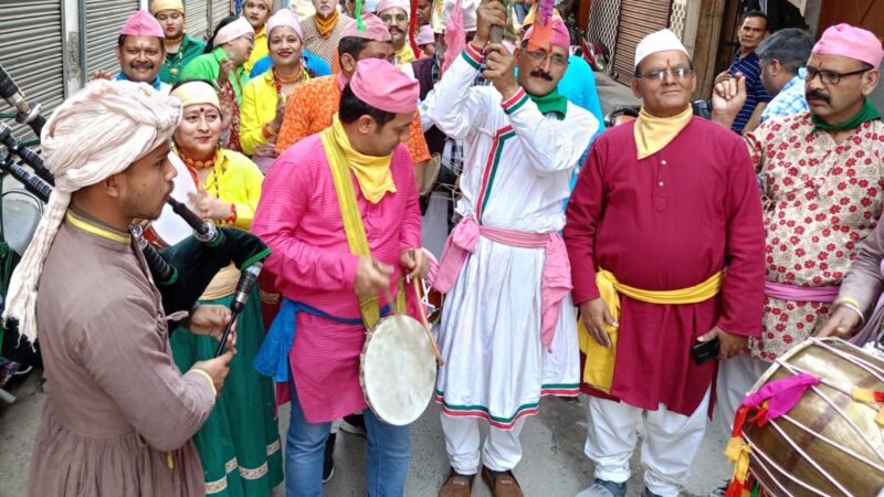 देवभूमि में छाया होली का रंग, गांव-कस्बों में उमड़ा उत्साह