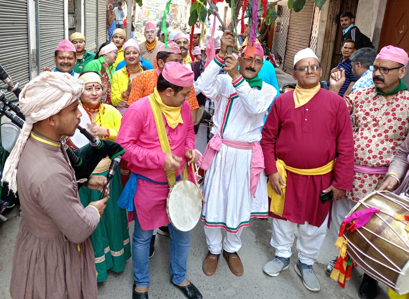 देवभूमि में छाया होली का रंग, गांव-कस्बों में उमड़ा उत्साह