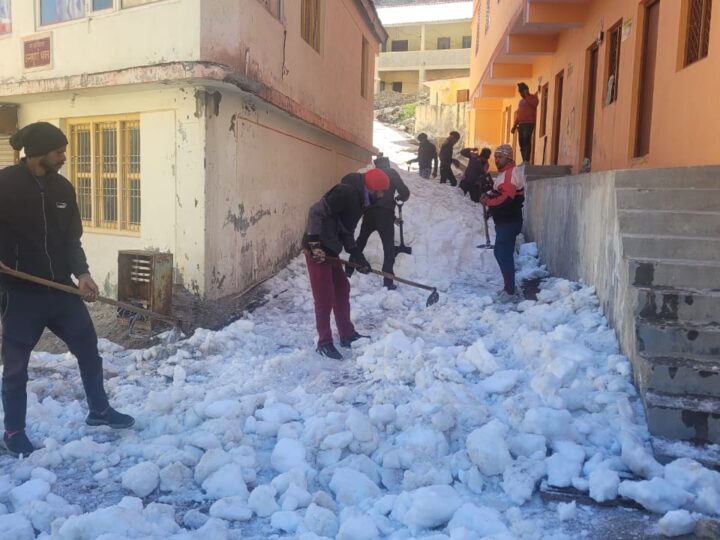 बदरीनाथ धाम में यात्रा को लेकर हलचल, पैदल मार्ग से शौचालय तक सुधार कार्य शुरू