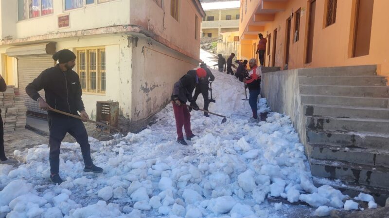 बदरीनाथ धाम में यात्रा को लेकर हलचल, पैदल मार्ग से शौचालय तक सुधार कार्य शुरू