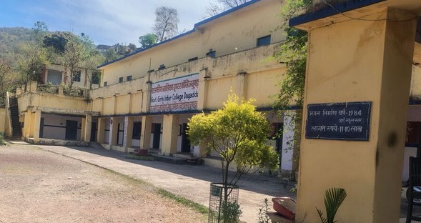 सरकारी लापरवाही की भेंट चढ़ा बालिका विद्यालय, घट रही छात्राओं की संख्या