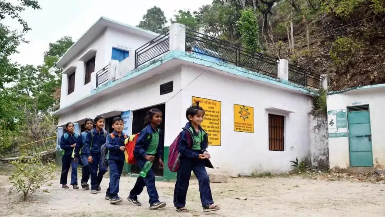 स्कूलों की नई समय-सारिणी लागू, छात्रों की पढ़ाई का समय बढ़ा