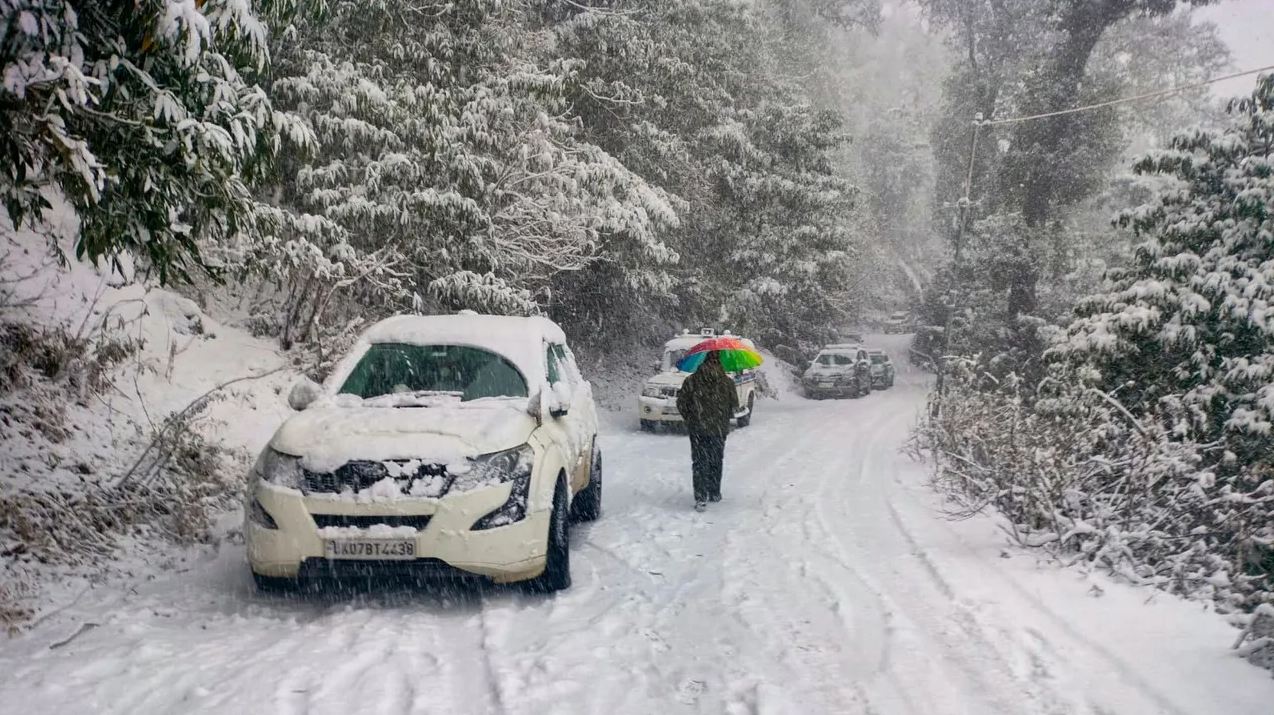 पहाड़ों पर बर्फ, मैदानों में बारिश – फसलों पर संकट के बादल