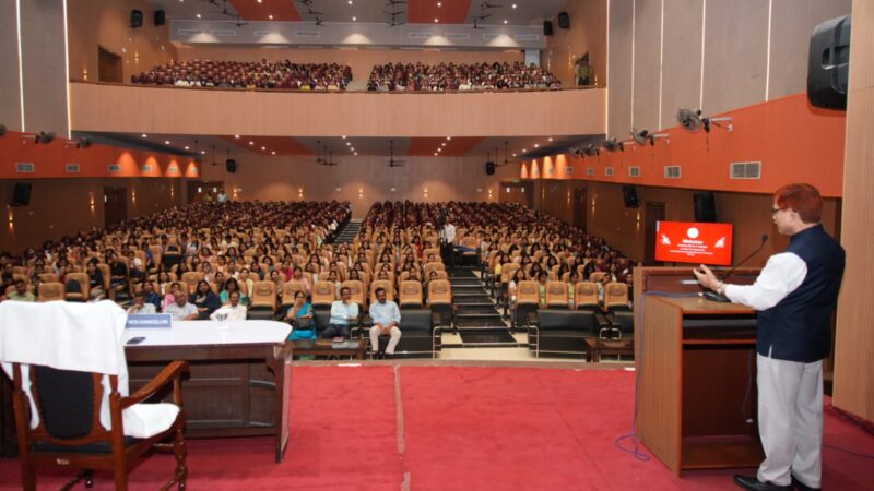 परिवार के संस्कार ही अनुशासन की धुरी: कुलपति