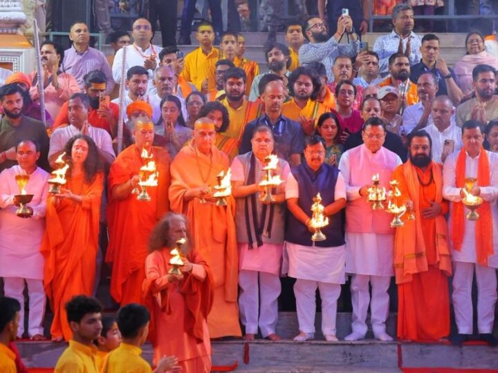 गंगा तट पर दिखी आस्था की झलक, सीएम धामी संग नितिन नवीन ने की आरती