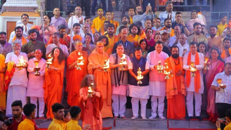 गंगा तट पर दिखी आस्था की झलक, सीएम धामी संग नितिन नवीन ने की आरती