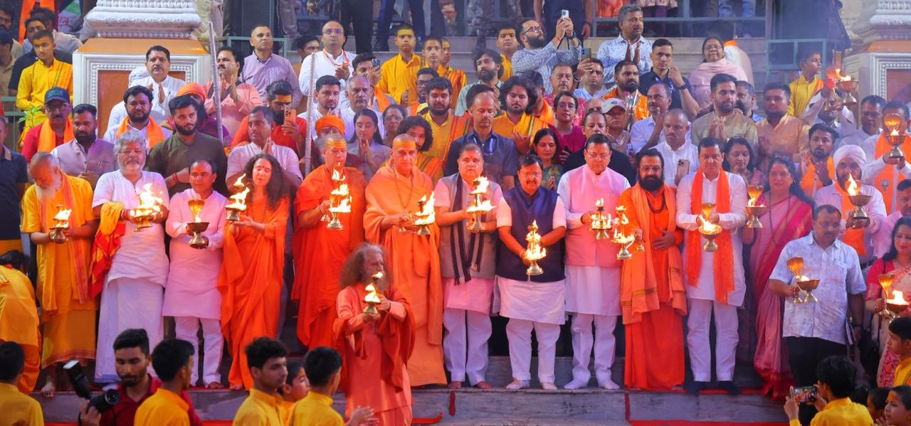 गंगा तट पर दिखी आस्था की झलक, सीएम धामी संग नितिन नवीन ने की आरती