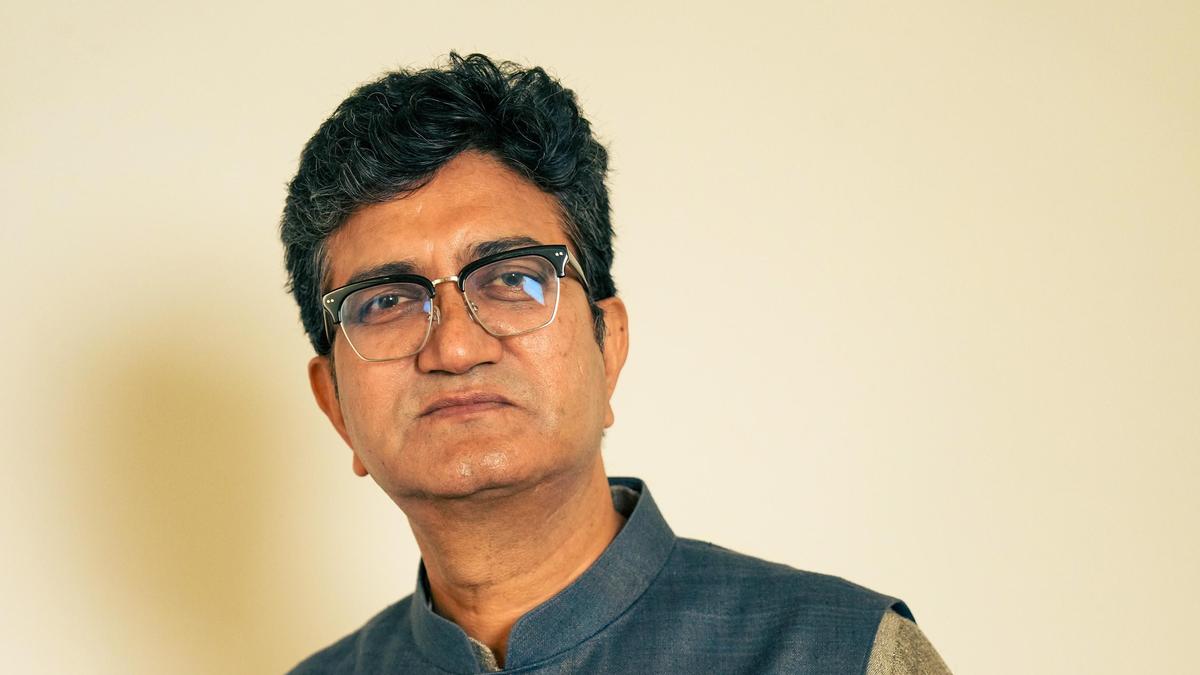 प्रसिद्ध गीतकार प्रसून जोशी बने प्रसार भारती के नए अध्यक्ष