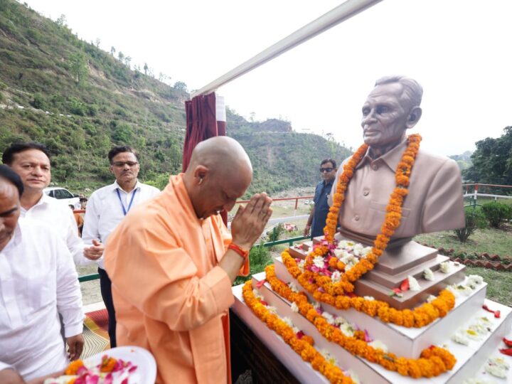 सीएम योगी आदित्यनाथ ने किया प्रतिमा का अनावरण