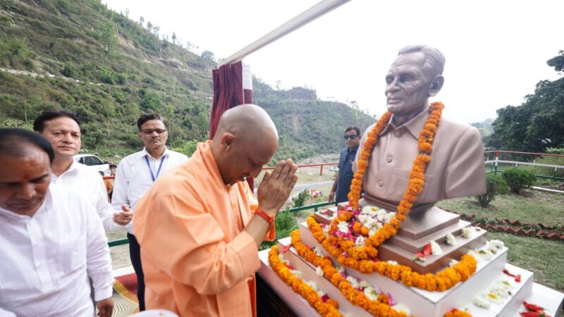 सीएम योगी आदित्यनाथ ने किया प्रतिमा का अनावरण