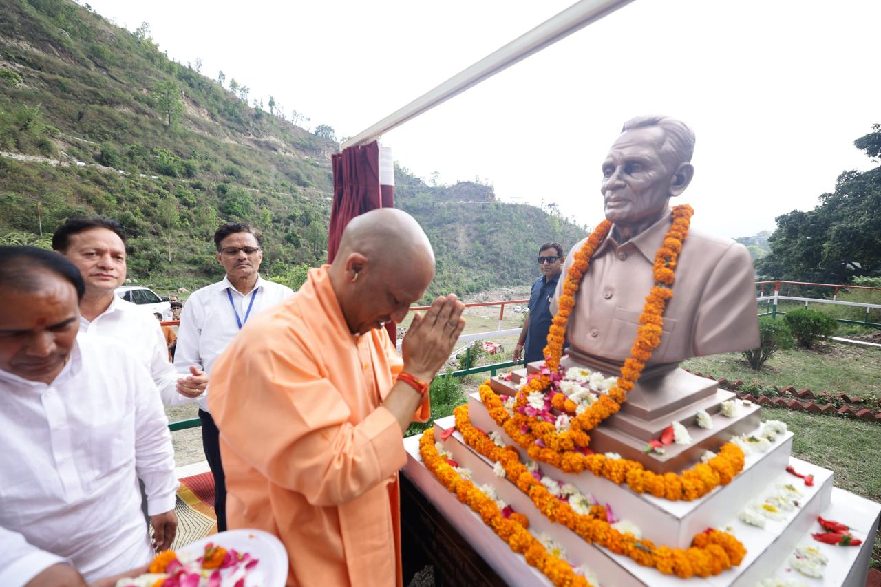 सीएम योगी आदित्यनाथ ने किया प्रतिमा का अनावरण