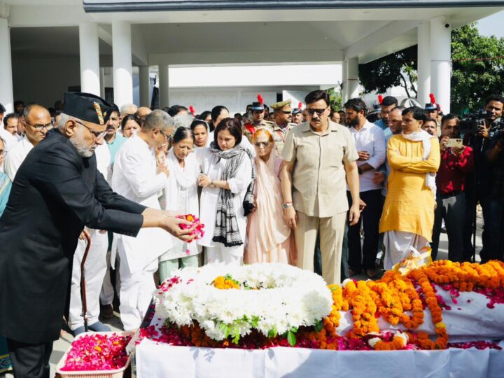जननायक को अंतिम सलाम: मेजर जनरल भुवन चंद्र खंडूड़ी की अंतिम यात्रा में हजारों लोगों की भीड़
