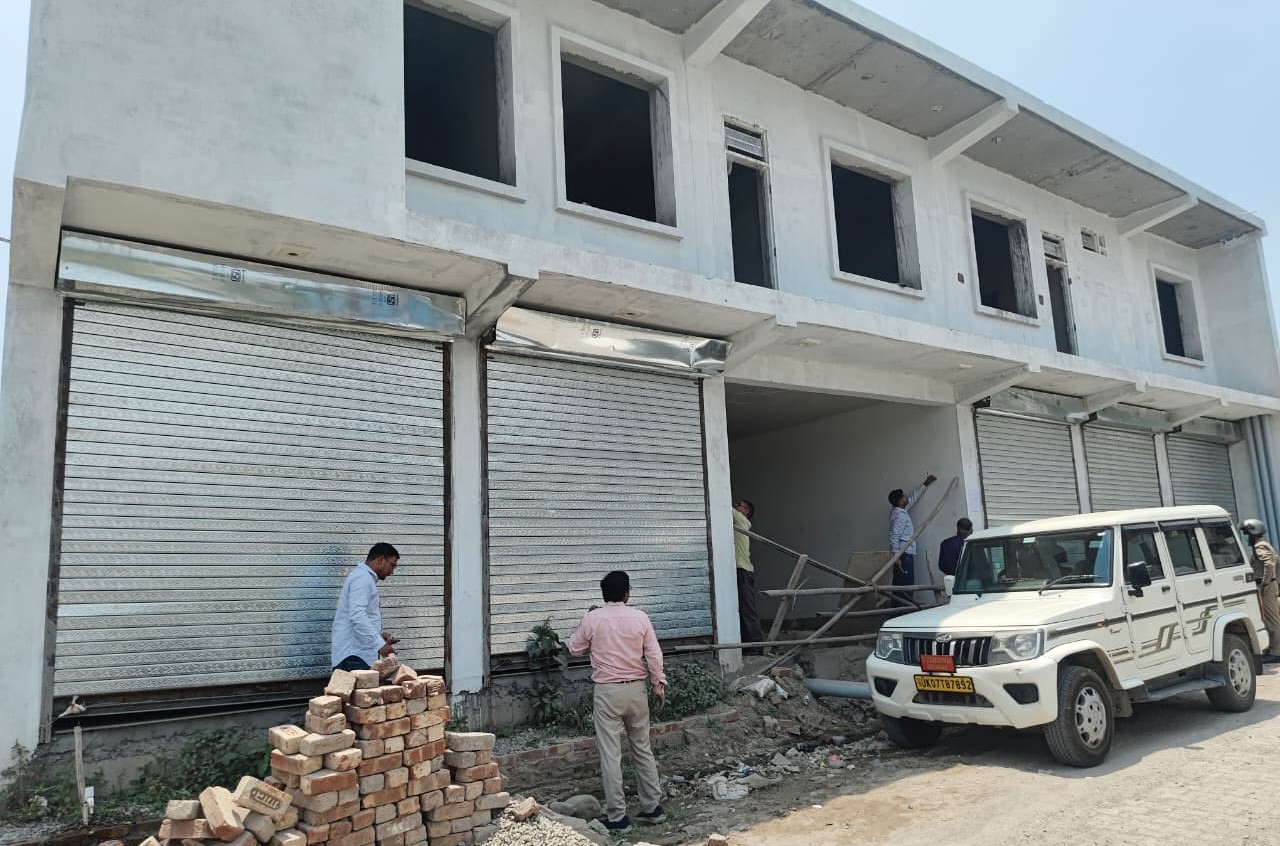 अवैध निर्माणों पर एमडीडीए का शिकंजा, ऋषिकेश में तीन निर्माणाधीन भवन सील