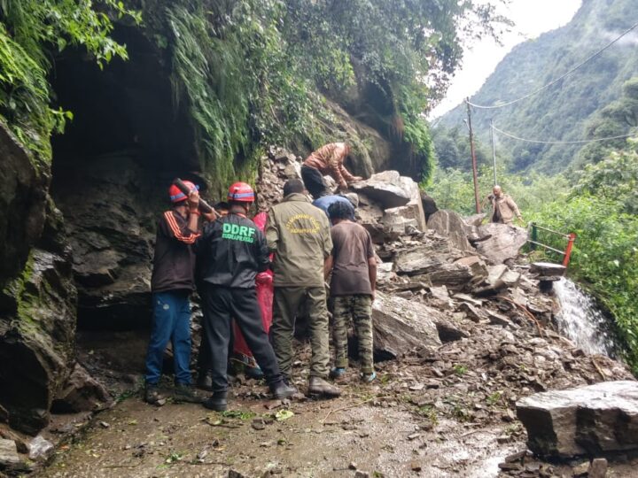 केदारनाथ पैदल मार्ग पर मलबा आने से आवागमन अस्थायी रूप से बाधित