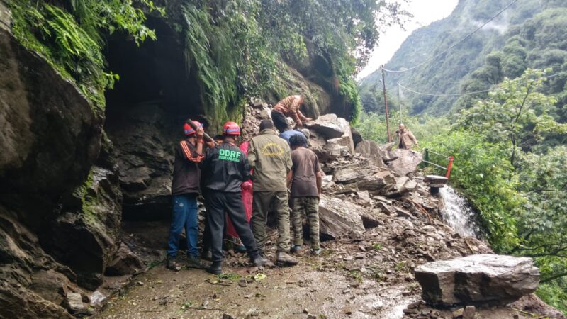 केदारनाथ पैदल मार्ग पर मलबा आने से आवागमन अस्थायी रूप से बाधित