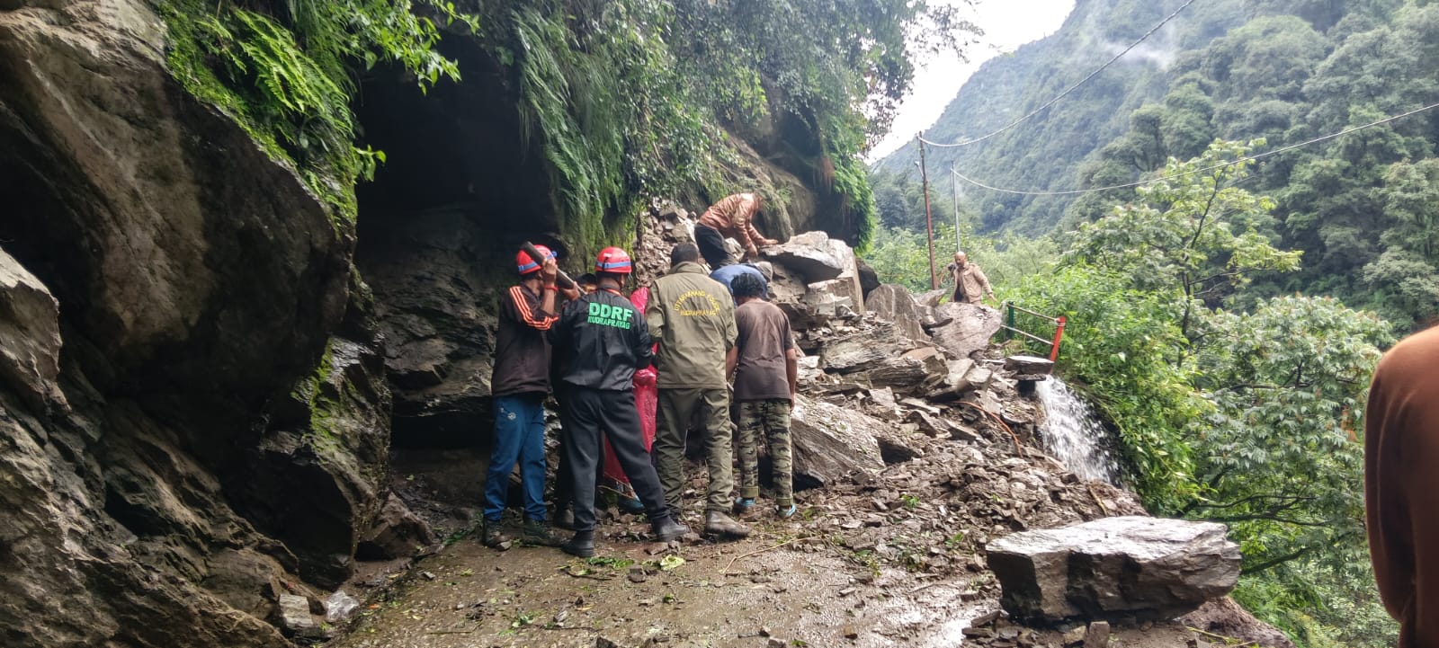 केदारनाथ पैदल मार्ग पर मलबा आने से आवागमन अस्थायी रूप से बाधित