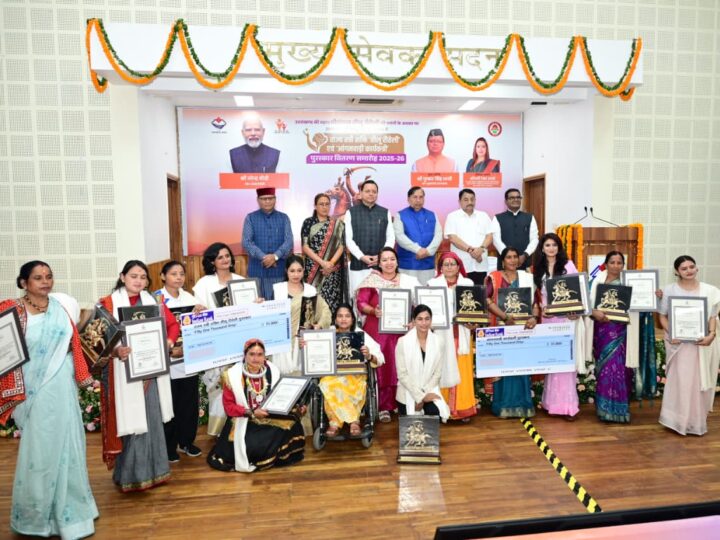 सीएम धामी ने 13 महिलाओं को तीलू रौतेली पुरस्कार से किया सम्मानित