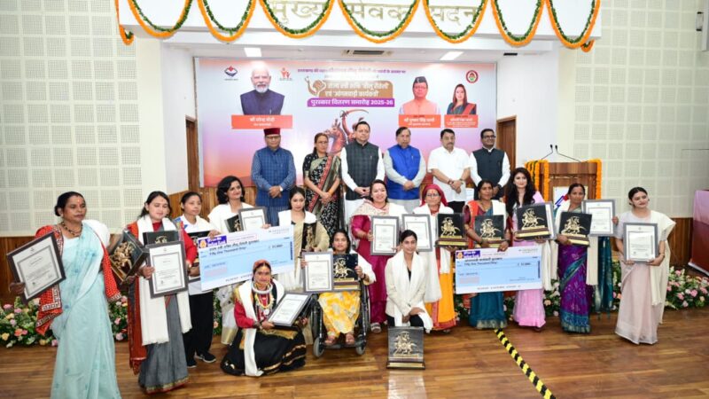सीएम धामी ने 13 महिलाओं को तीलू रौतेली पुरस्कार से किया सम्मानित