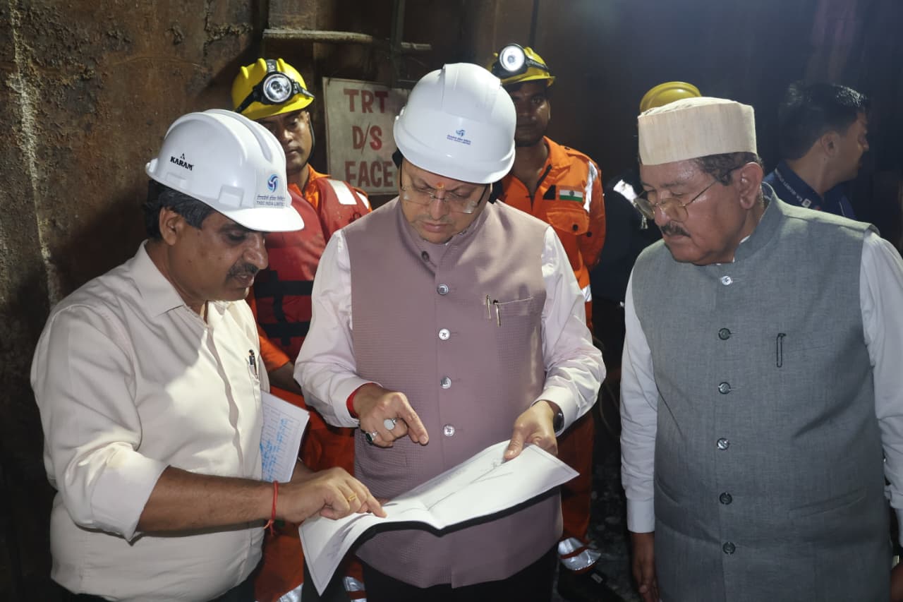 खराब मौसम के बीच पीपलकोटी पहुंचे सीएम धामी, राहत और बचाव कार्यों का लिया जायजा