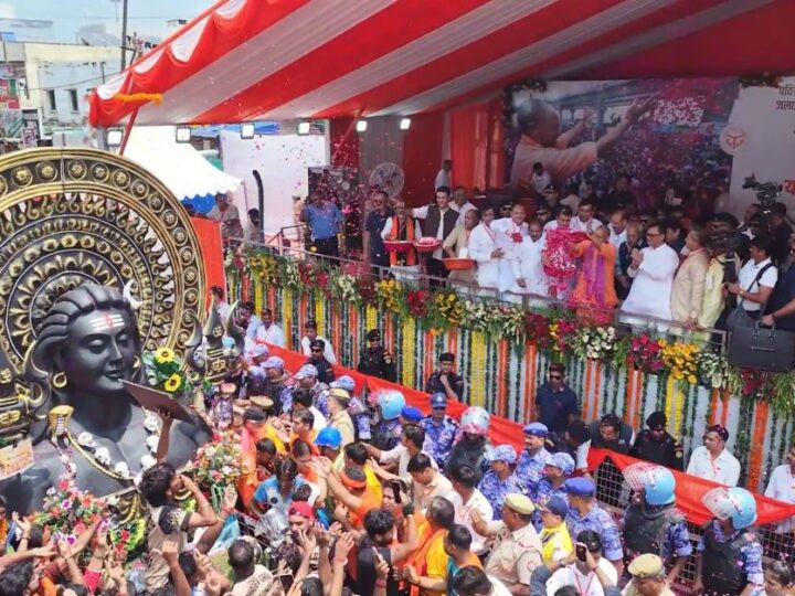 भोलेनाथ के भक्तों पर सीएम योगी ने की पुष्पवर्षा