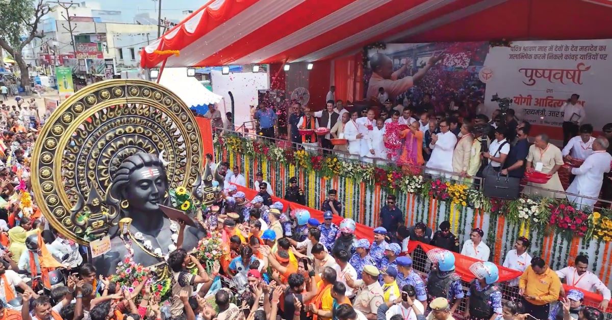 भोलेनाथ के भक्तों पर सीएम योगी ने की पुष्पवर्षा