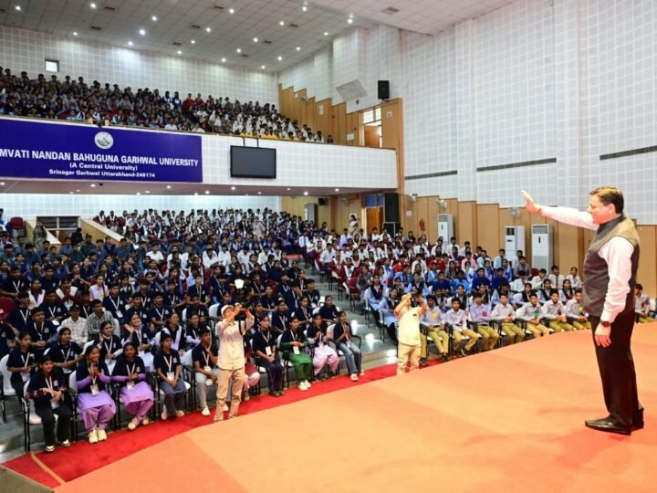 सीएम धामी ने विद्यार्थियों से किया सीधा संवाद, बोले युवा ही देश और प्रदेश के भविष्य के निर्माता