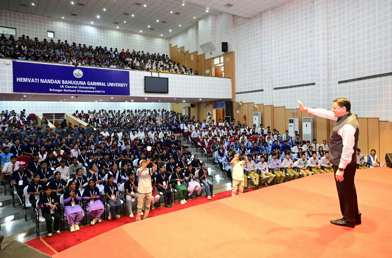 सीएम धामी ने विद्यार्थियों से किया सीधा संवाद, बोले युवा ही देश और प्रदेश के भविष्य के निर्माता