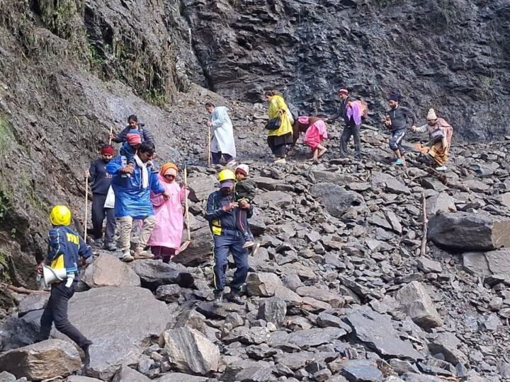 केदारनाथ यात्रा : पहाड़ी से पत्थर गिरने के कारण कुछ समय के लिए रोकी गई यात्रा