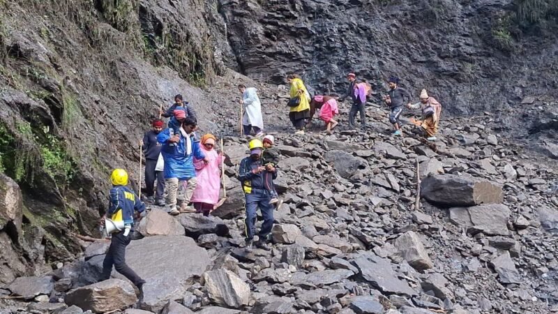 केदारनाथ यात्रा : पहाड़ी से पत्थर गिरने के कारण कुछ समय के लिए रोकी गई यात्रा