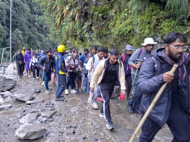 चीड़बासा स्लाइडिंग जोन में SDRF ने संभाला मोर्चा, करीब 9 हजार यात्रियों को सुरक्षित कराया आर-पार