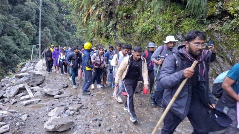 चीड़बासा स्लाइडिंग जोन में SDRF ने संभाला मोर्चा, करीब 9 हजार यात्रियों को सुरक्षित कराया आर-पार