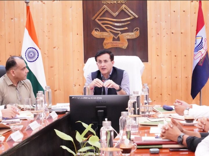 पुलिस महानिदेशक दीपम सेठ ने अभिसूचना एवं सुरक्षा विभाग के कार्यों की समीक्षा की
