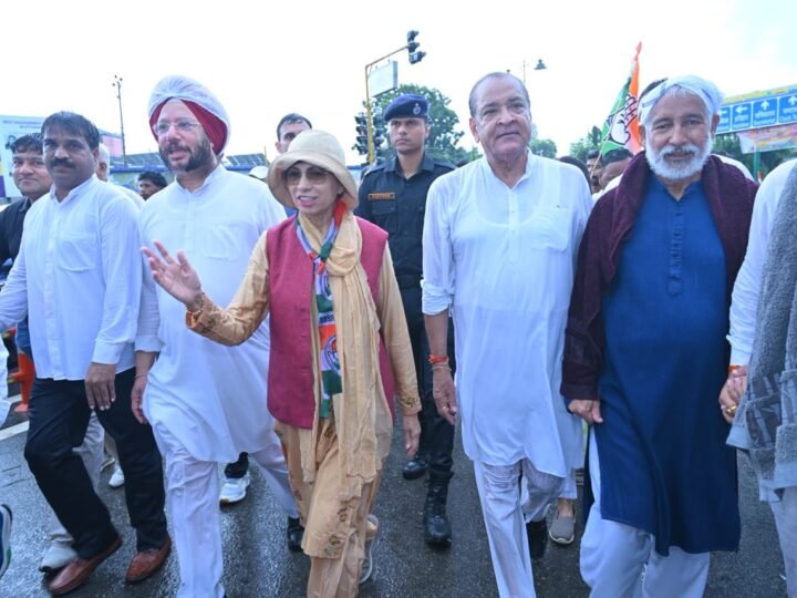हल्द्वानी के ‘शुद्धिकरण’ के खिलाफ कांग्रेस का हल्ला बोल, सीएम आवास कूच में उमड़ा जनसैलाब