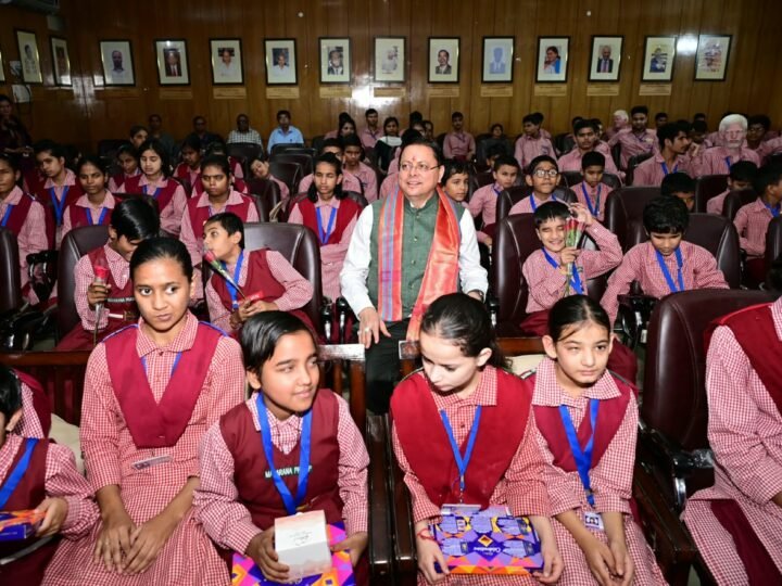 सीएम धामी ने दिव्यांग बच्चों के साथ मनाया अपना जन्म दिवस