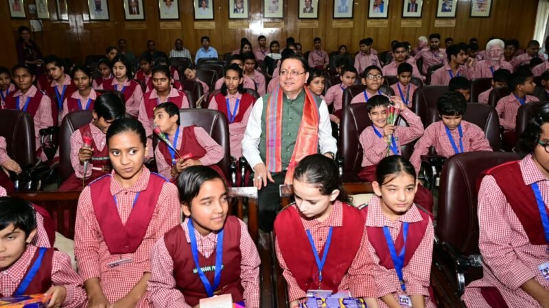 सीएम धामी ने दिव्यांग बच्चों के साथ मनाया अपना जन्म दिवस