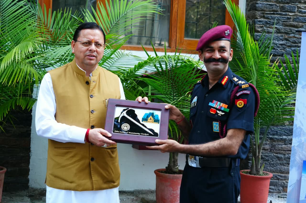 सीएम धामी ने नेहरू पर्वतारोहण संस्थान के सफल पर्वतारोहण अभियानों का किया फ्लैग-इन
