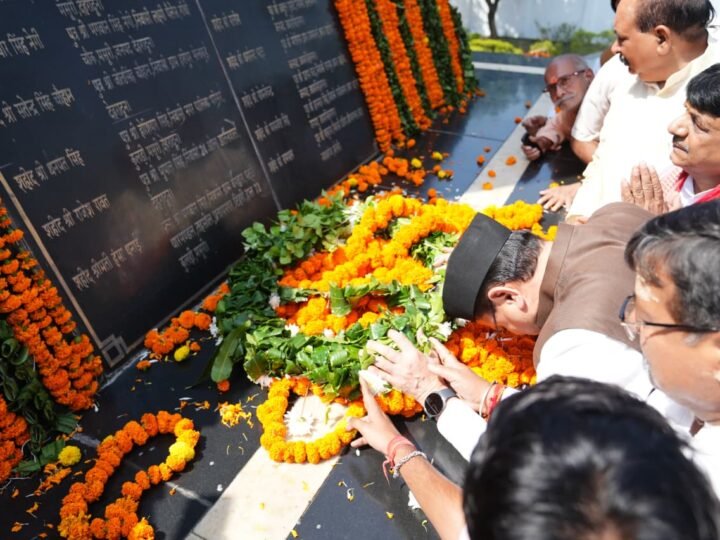 रामपुर तिराहा के अमर बलिदानियों को सीएम धामी ने दी श्रद्धांजलि