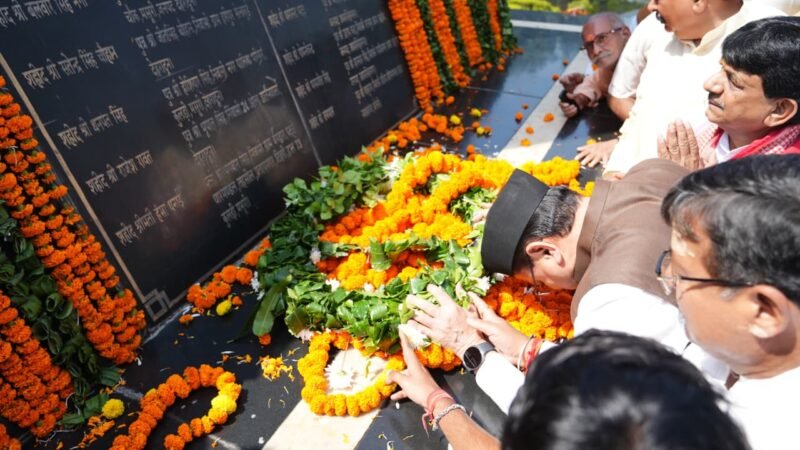 रामपुर तिराहा के अमर बलिदानियों को सीएम धामी ने दी श्रद्धांजलि