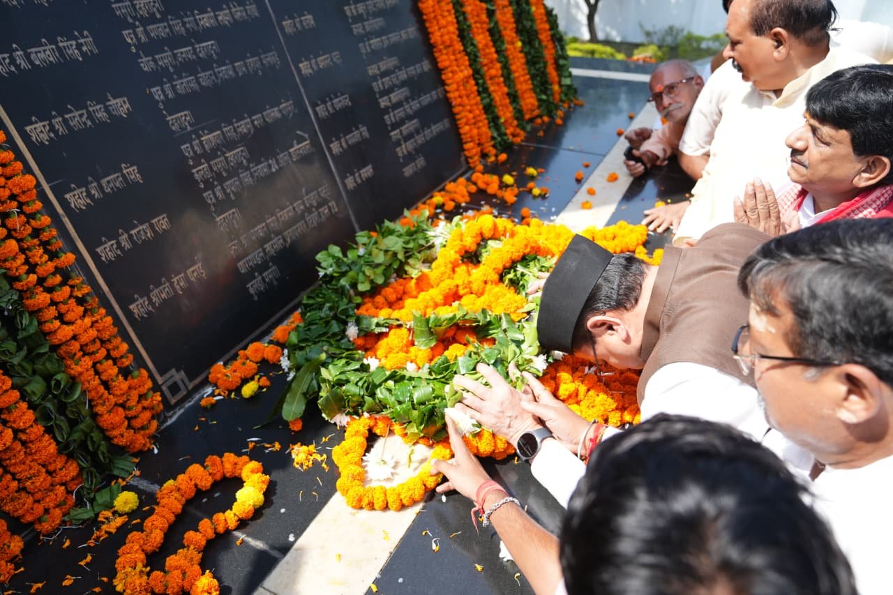 रामपुर तिराहा के अमर बलिदानियों को सीएम धामी ने दी श्रद्धांजलि